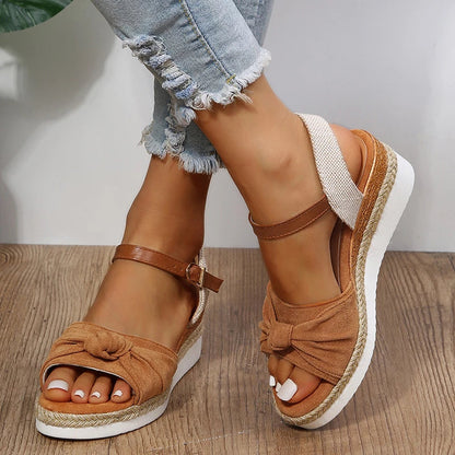 Madelyn® | Chique zomerse espadrillesandalen met gespsluiting en knoopdetail