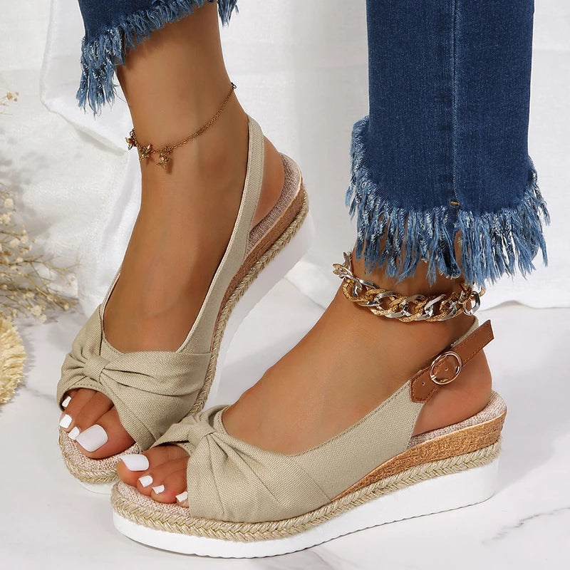 Madelyn® | Chique zomerse espadrillesandalen met gespsluiting en knoopdetail